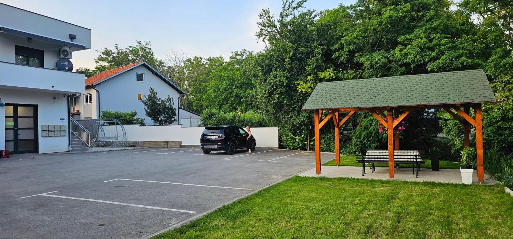 Lux Apartmani Novi Park Vrdnik Esterno foto
